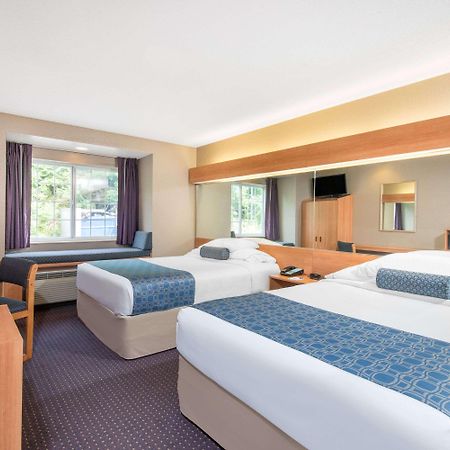 Microtel Inn & Suites By Wyndham Hazelton/Bruceton Mills Bagian luar foto