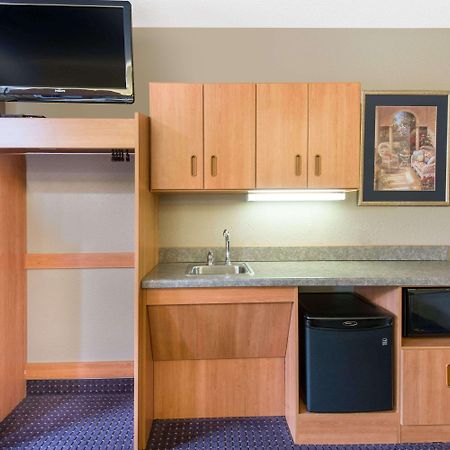 Microtel Inn & Suites By Wyndham Hazelton/Bruceton Mills Bagian luar foto