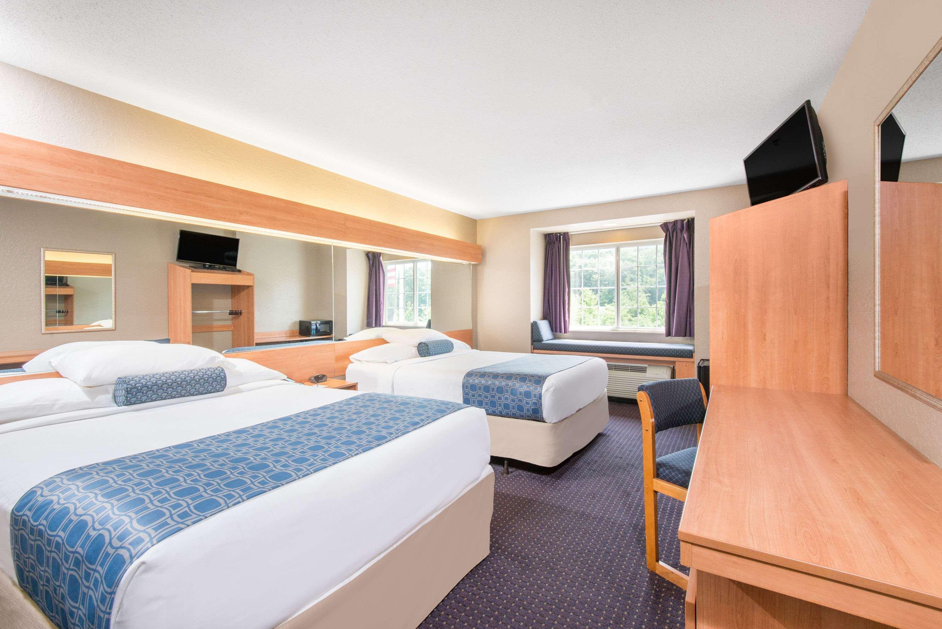 Microtel Inn & Suites By Wyndham Hazelton/Bruceton Mills Bagian luar foto