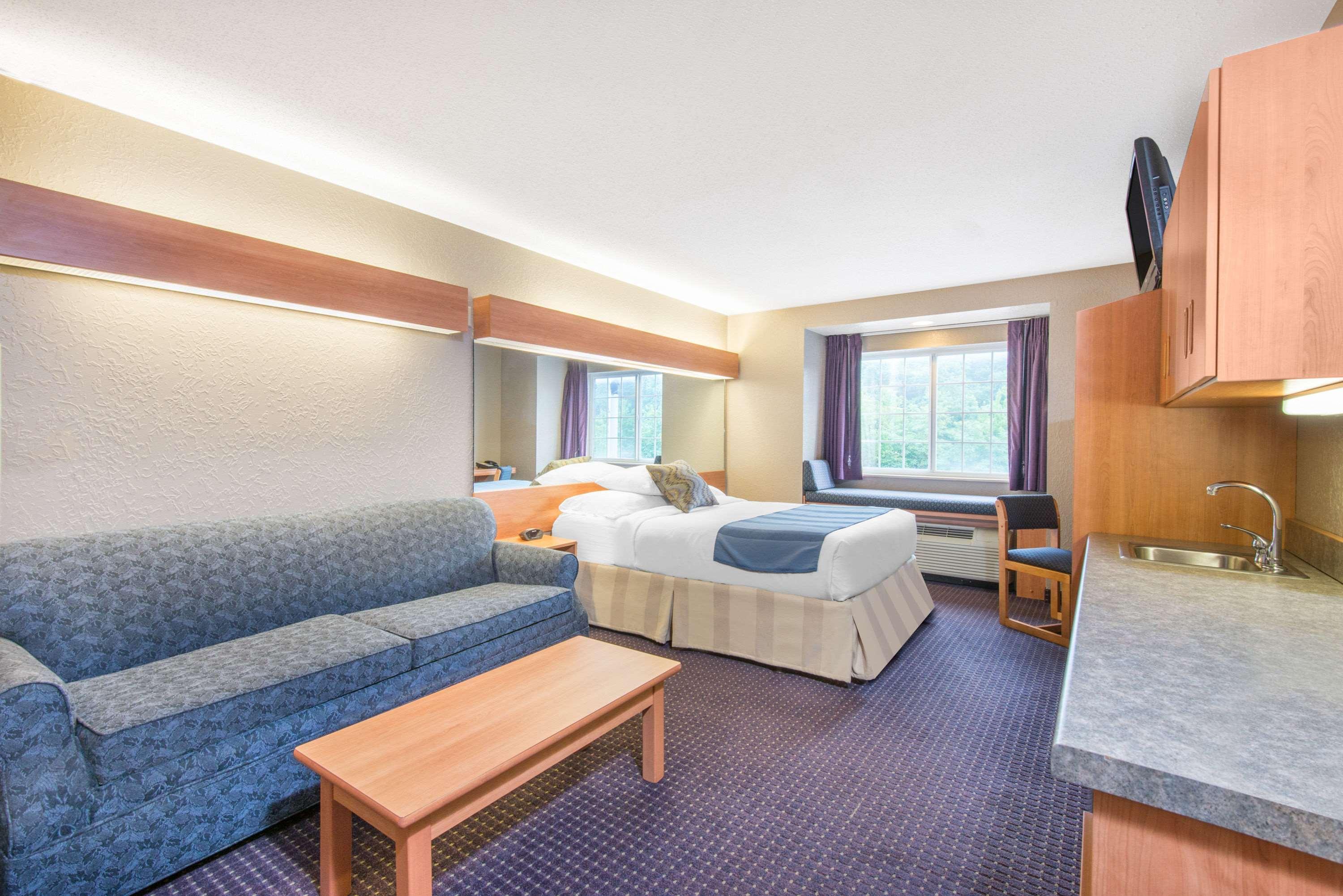 Microtel Inn & Suites By Wyndham Hazelton/Bruceton Mills Bagian luar foto