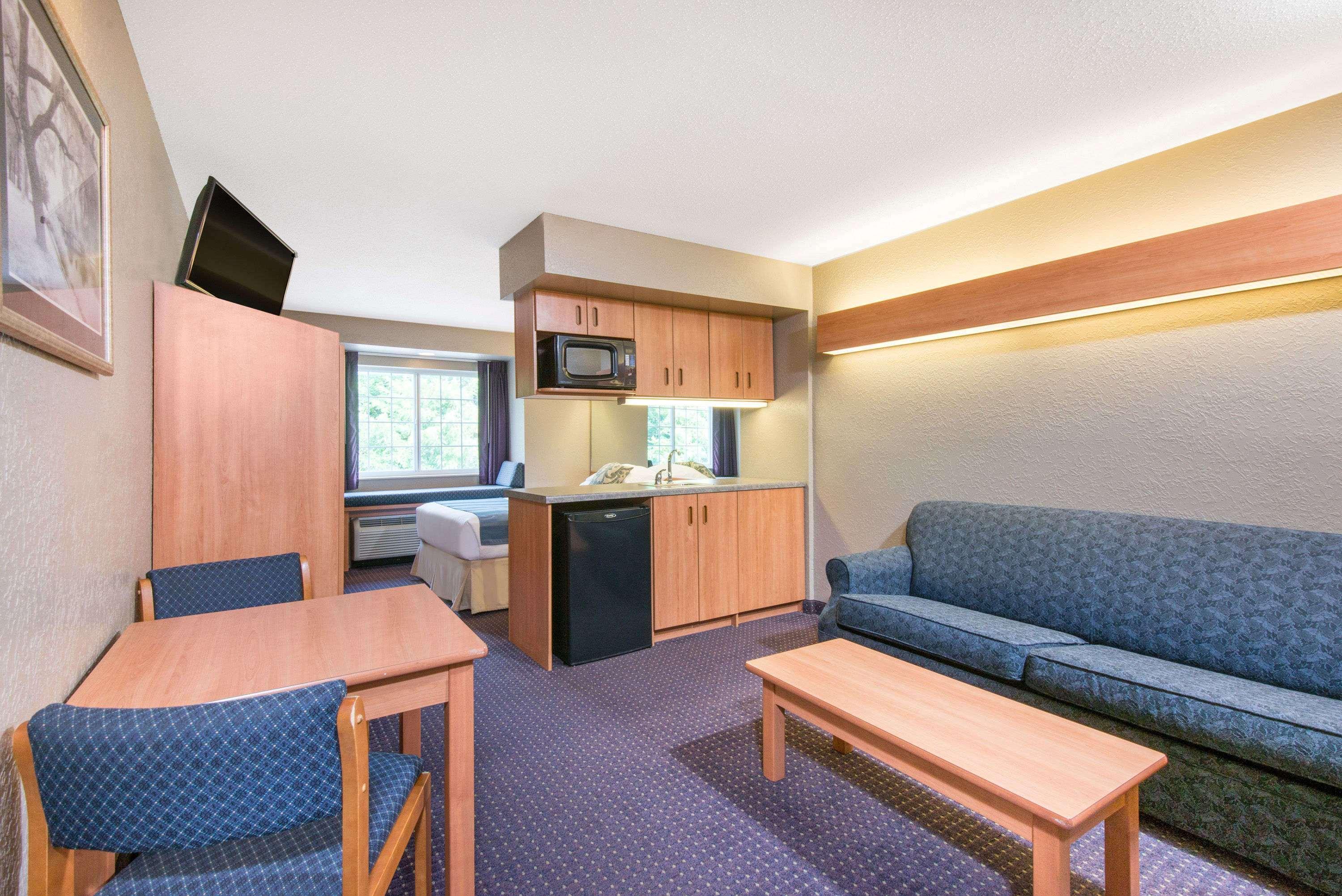 Microtel Inn & Suites By Wyndham Hazelton/Bruceton Mills Bagian luar foto