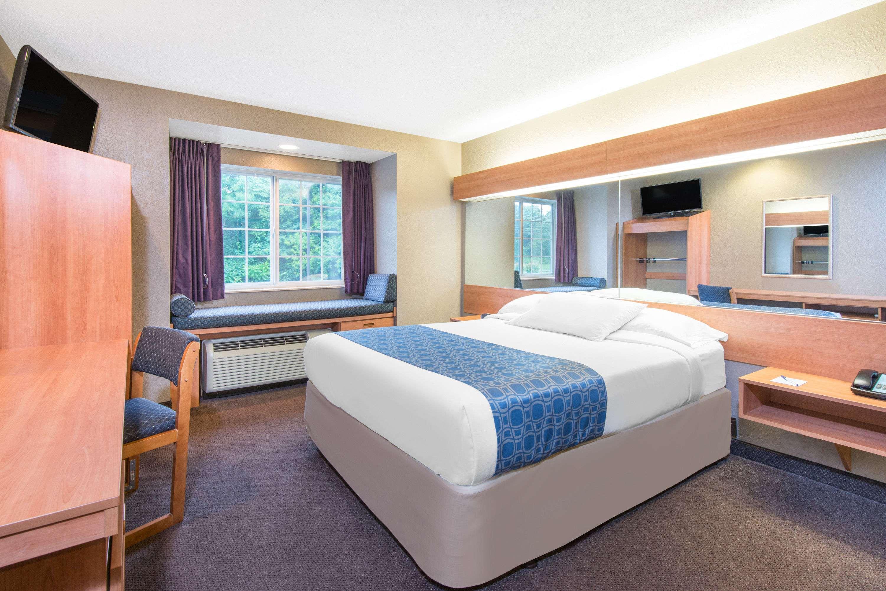 Microtel Inn & Suites By Wyndham Hazelton/Bruceton Mills Bagian luar foto