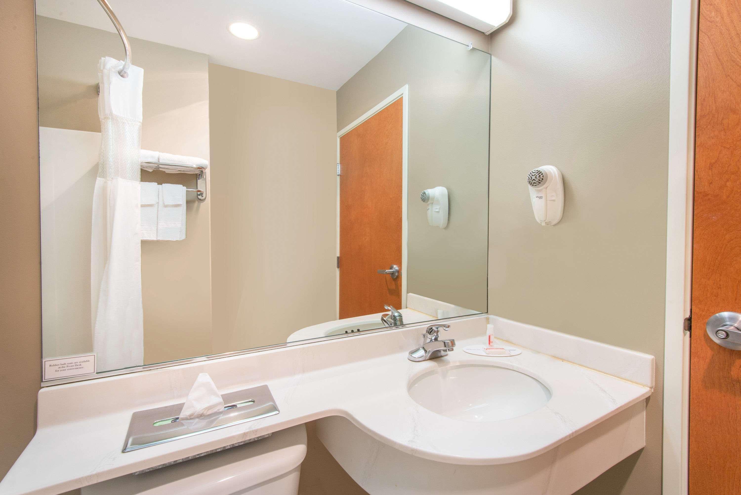 Microtel Inn & Suites By Wyndham Hazelton/Bruceton Mills Bagian luar foto