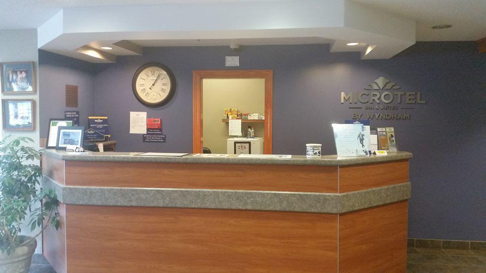Microtel Inn & Suites By Wyndham Hazelton/Bruceton Mills Bagian luar foto
